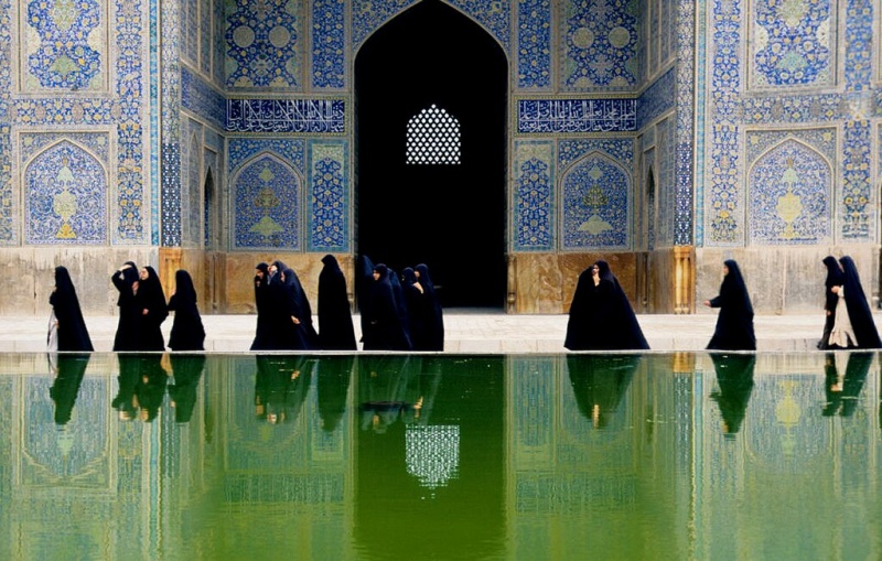 Muslim women wearing burqas in the courtyard of the Shah Mosque, Isfahan, Iran. Photo by LBM1948 on Wikimedia Commons. (CC BY-SA 4.0).