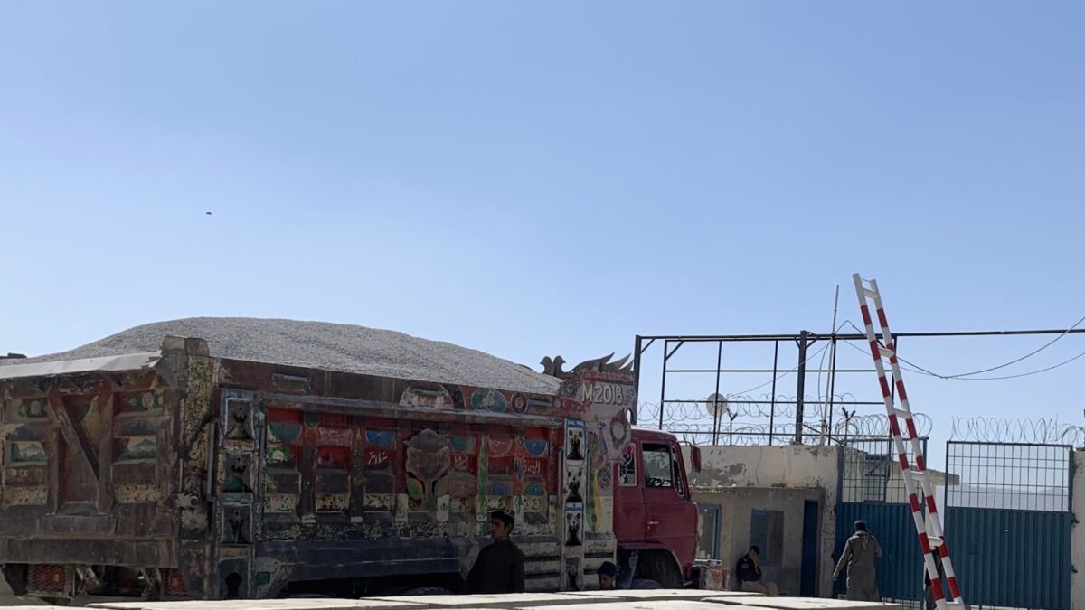 A truck carrying building materials outside the UNHCR office in Quetta. Image by the author. 