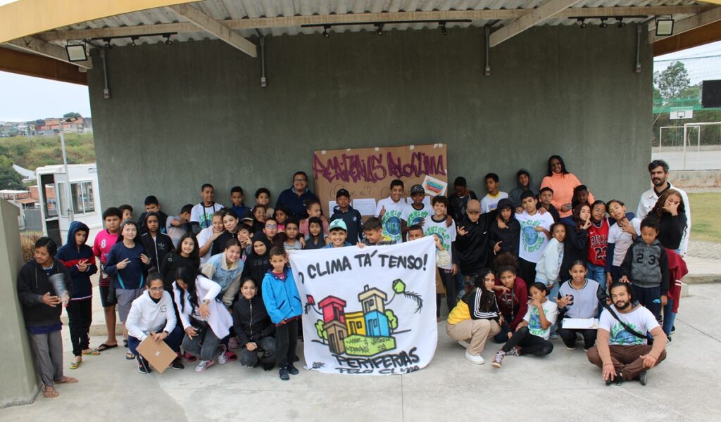 Children and teenagers from Jardim Lucélia and Jardim Shangri-lá, from Grajaú, spoke about climate change. Photo by Isabela Alves/Agência Mural, used with permission.