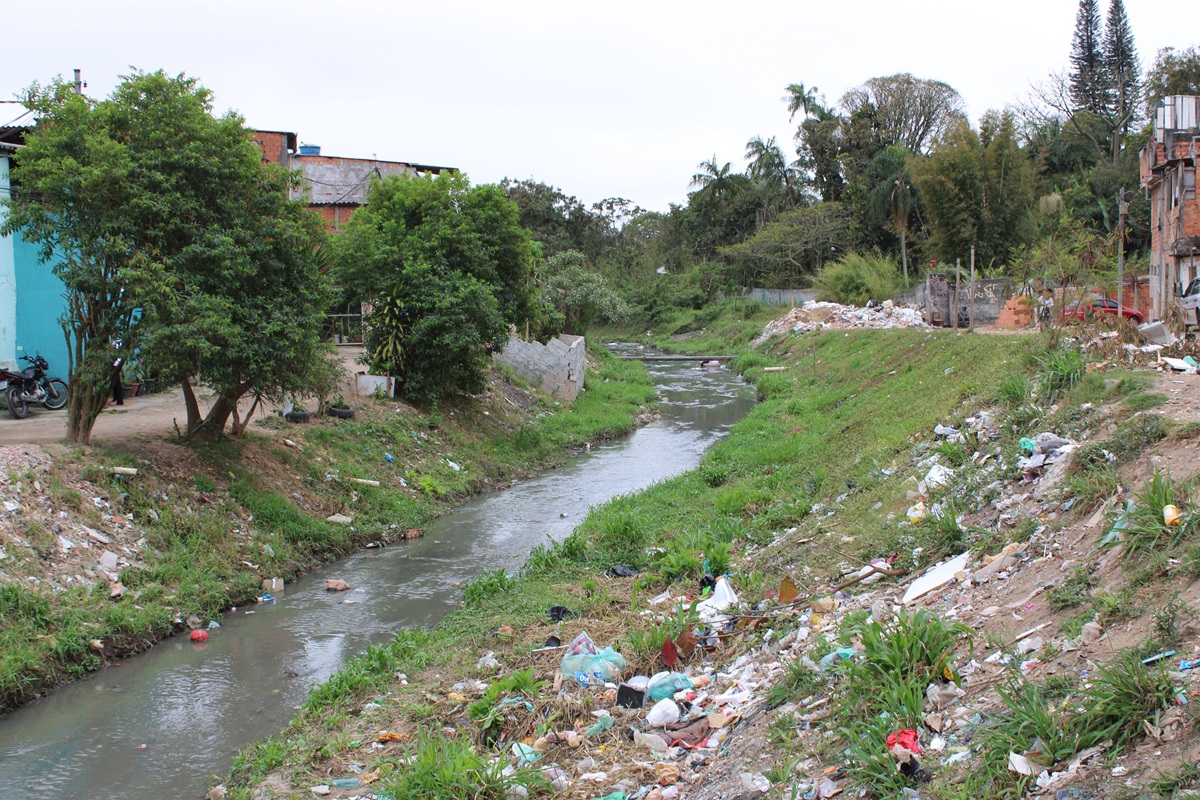 A polluted stream in a poor neighborhood. Among the main issues addressed by residents are flooding, lack of forest coverage, and inadequate housing. Photo by Isabela Alves/Agência Mural, used with permission.